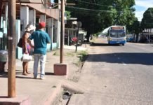 Idosos ficam expostos de forma perigosa ao utilizar os ônibus