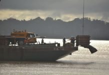 Antes de ser içada, embarcação naufragada terá que ser reposicionada no fundo do rio