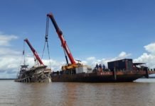 Navio Anna Karoline III é colocado na posição original para perícia