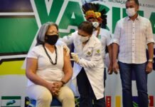 Enfermeira, idosa e índio Tyrió são os primeiros a serem vacinados contra covid-19 no Amapá