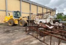 Prefeitura de Macapá retira carros alegóricos abandonados da Cidade do Samba