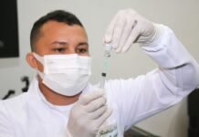 Pessoas de 26 anos são vacinadas contra covid-19 neste sábado (24) em Macapá