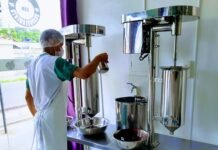 Prefeito de Macapá assina lei que institui batedeiras de açaí como atividade essencial