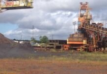 Em Santana: Pessoas realizam entrega currículos em portaria de mineradora