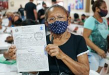 ‘Esperamos muito por esse momento’, diz moradora contemplada com registro de apartamento no Conjunto Habitacional Mucajá